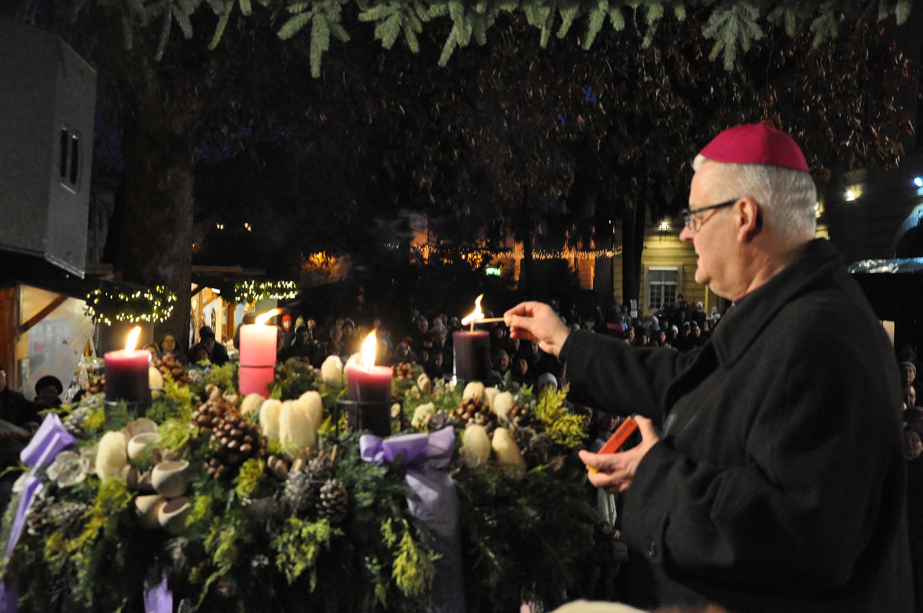 A negyedik gyertya lángja tette teljessé advent fényeit a Püspöki Palota udvarán